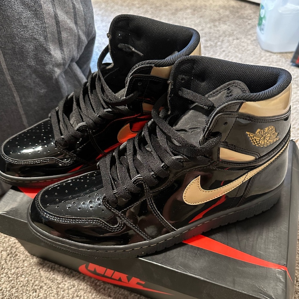 Air Jordan 1 Retro High OG Black Metallic Gold